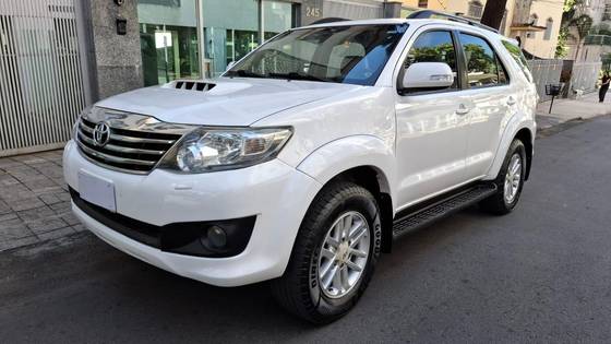 TOYOTA HILUX SW4 3.0 SRV 4X4 7 LUGARES 16V TURBO INTERCOOLER DIESEL 4P AUTOMÁTICO TOYOTA HILUX SW4 3.0 SRV 4X4 7 LUGARES 16V TURBO INTERCOOLER DIESEL 4P AUTOMÁTICO